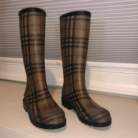 Burberry Shoes - Burberry rain boots nova plaid size 38